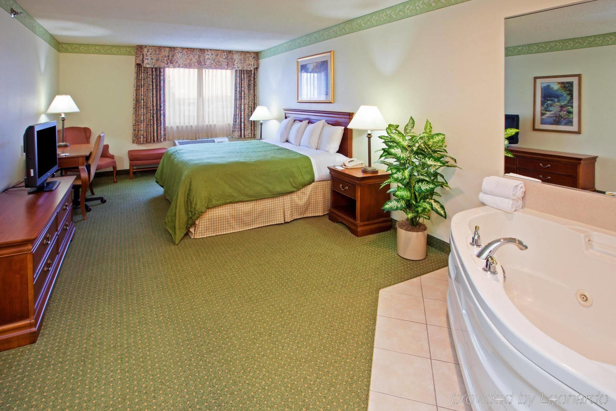 Baymont By Wyndham Mishawaka South Bend Area Hotel Exterior photo